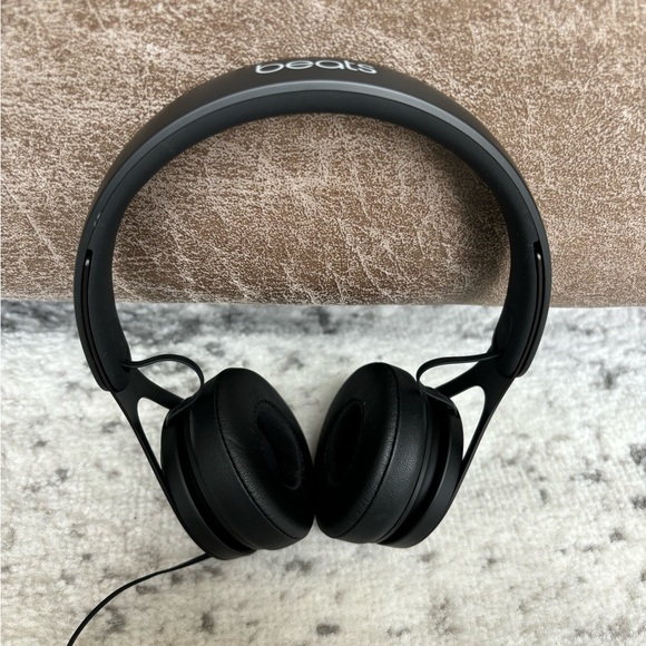 Beats by Dre Black On-Ear Headphones - Picture 1 of 6